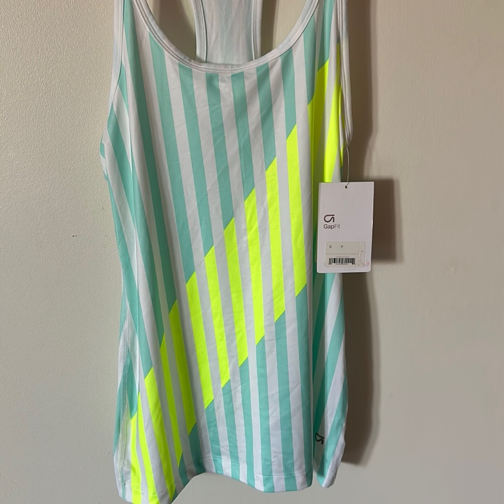 Gap fit performance tank NWT